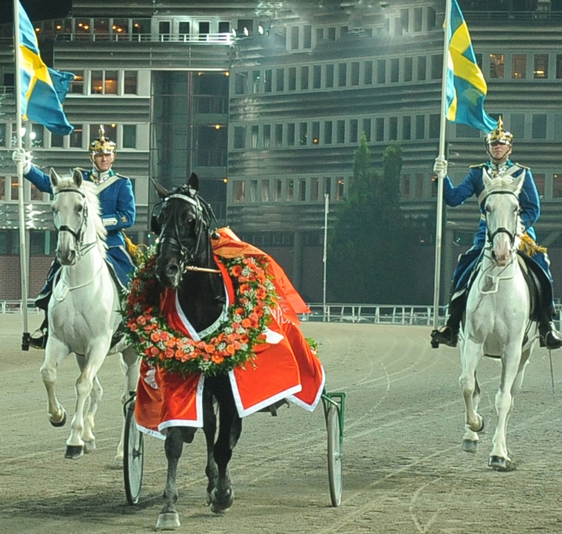 Panne De Moteur i segerdefilering efter Jubileumspokalen 2013. Tio dagar efter den segern vann han ocks&aring; miljonloppet Sundsvall Open Trot. Foto: C.K&auml;rrstrand